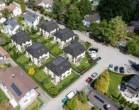 Es handelt sich um unverbindliche Illustrationen mit Sonderausstattungen. Die Bauausführung erfolgt durch das Bauunternehmen