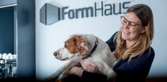 Anne und Bürohund Wanda