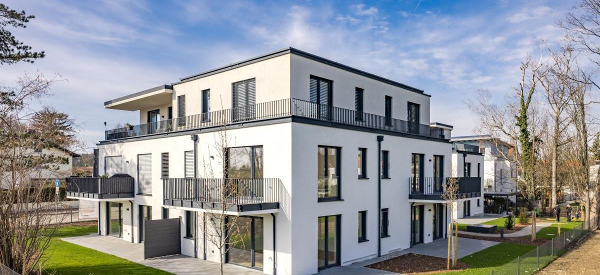 Sofort bezugsfertig. 3-Zimmer-Gartenwohnung mit Hobbyraum, zwei Terrassen und unverbaubarem Blick.