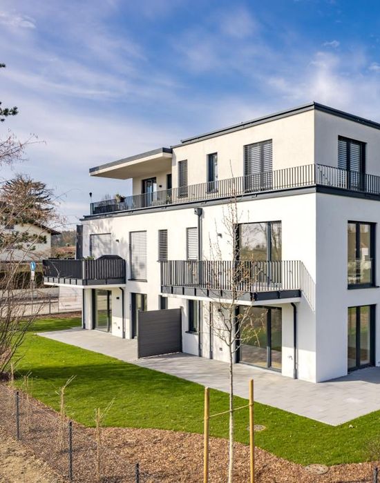 FORMHAUS | Sofort bezugsfertig. 3-Zimmer-Gartenwohnung mit Hobbyraum, zwei Terrassen und unverbaubarem Blick.